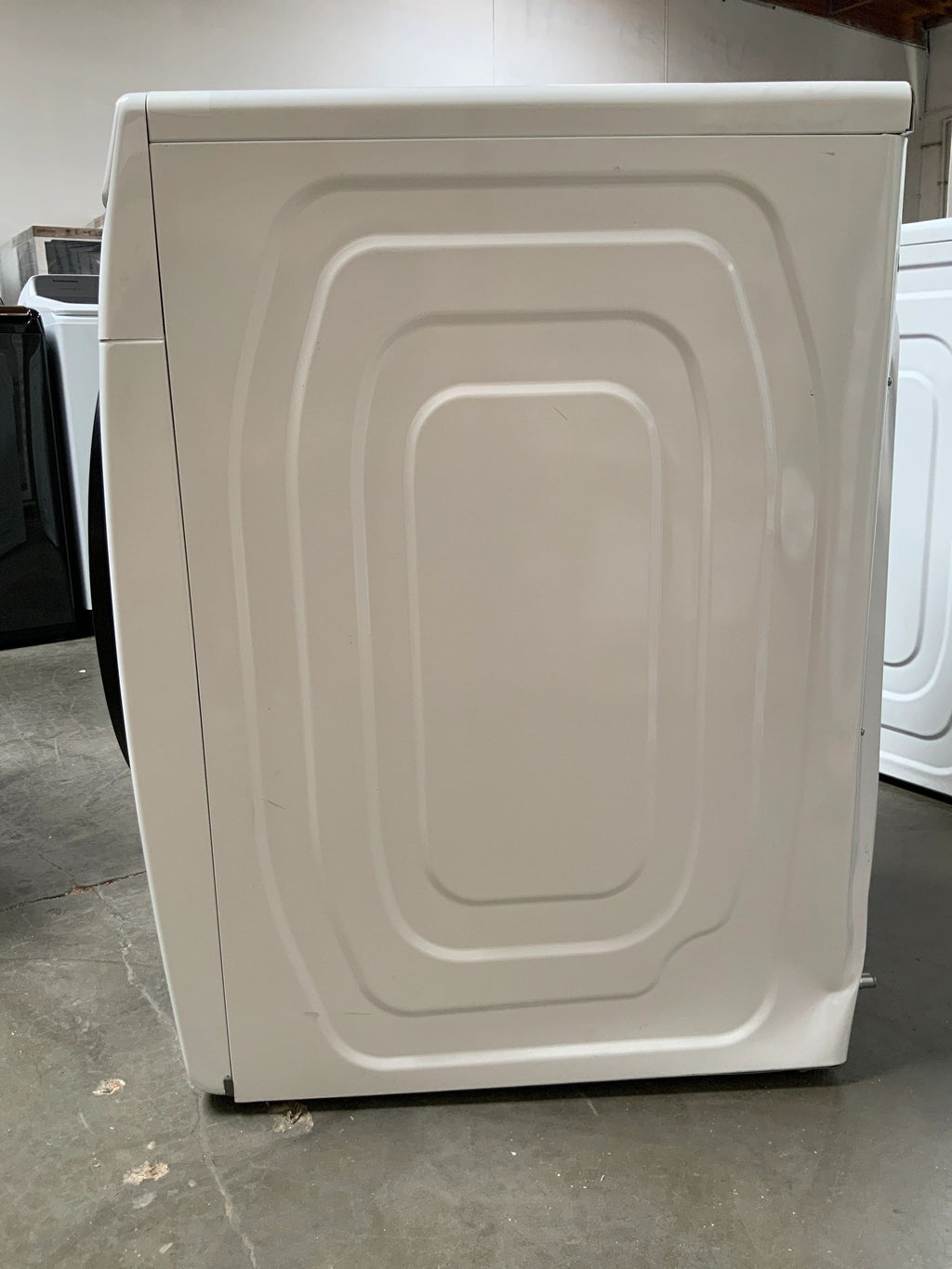 New Dent and Scratch. Samsung 7.5 cu. ft. White Gas Dryer with Steam. Model: DVG45R6100W