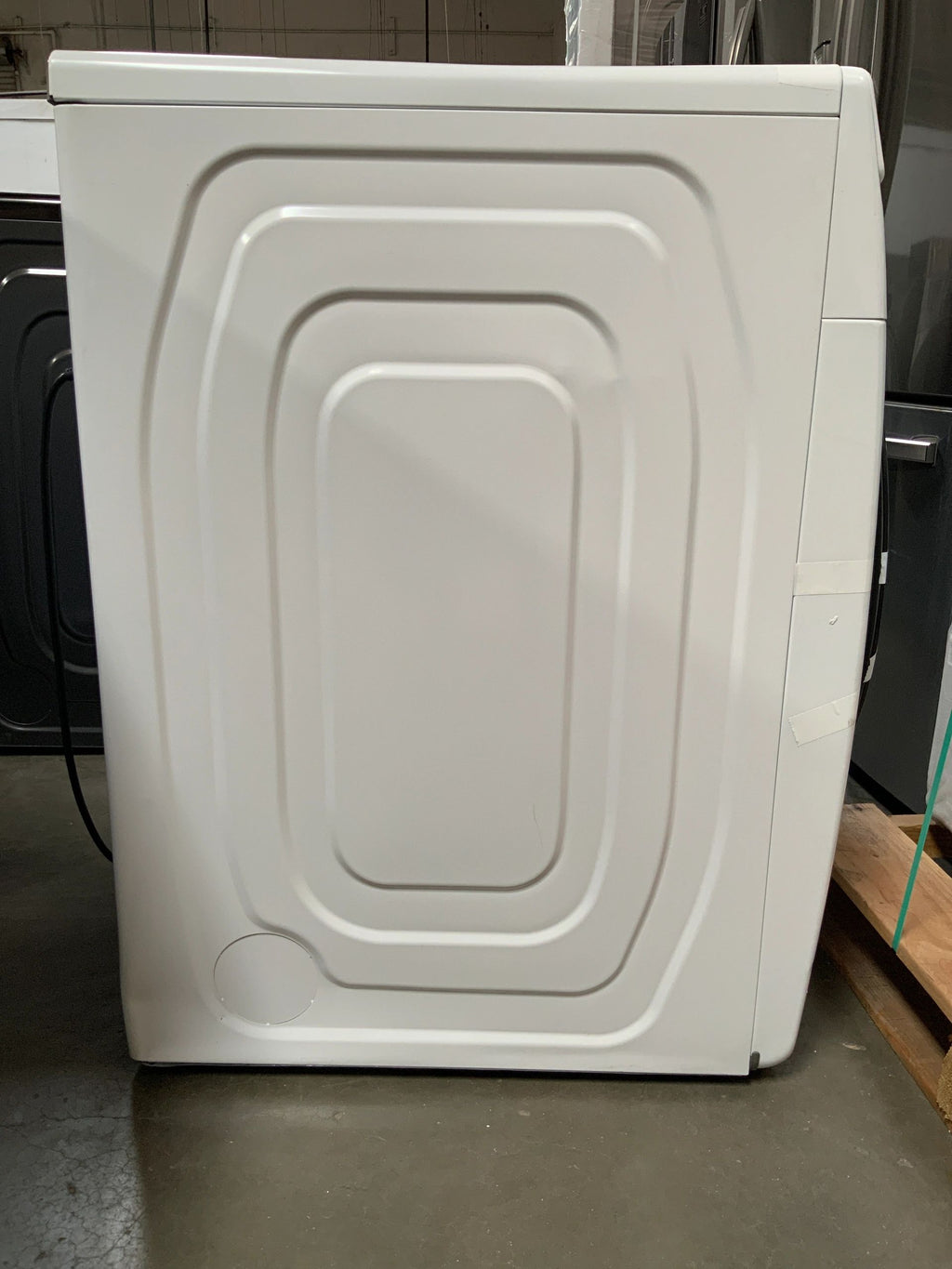 New Dent and Scratch. Samsung 7.5 cu. ft. White Gas Dryer with Steam Model DVG45R6100W