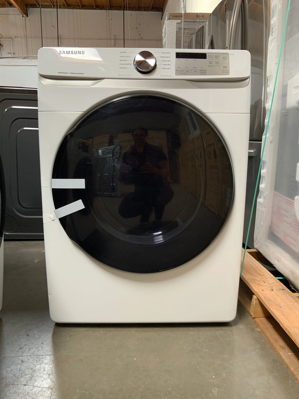 New Dent and Scratch. Samsung 7.5 cu. ft. White Gas Dryer with Steam Model DVG45R6100W